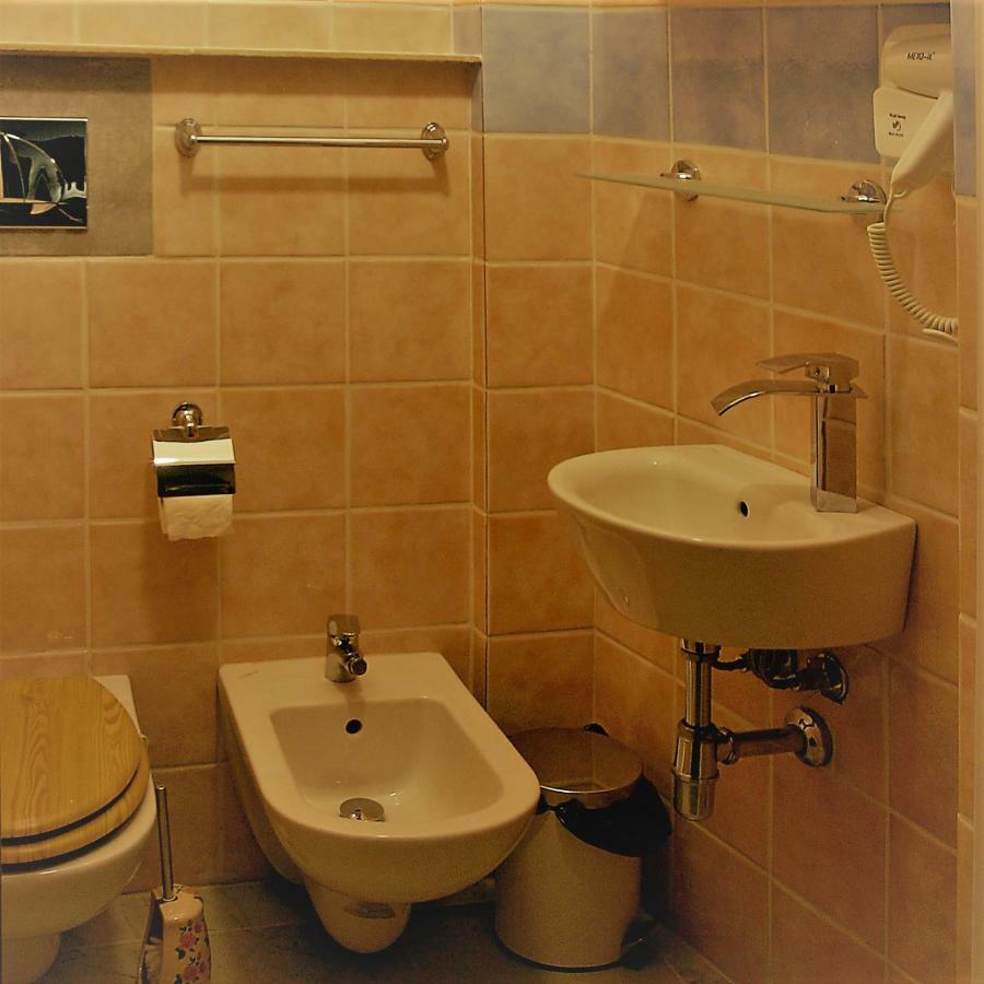 Boutique Oriente Express Hotel Каляри Екстериор снимка